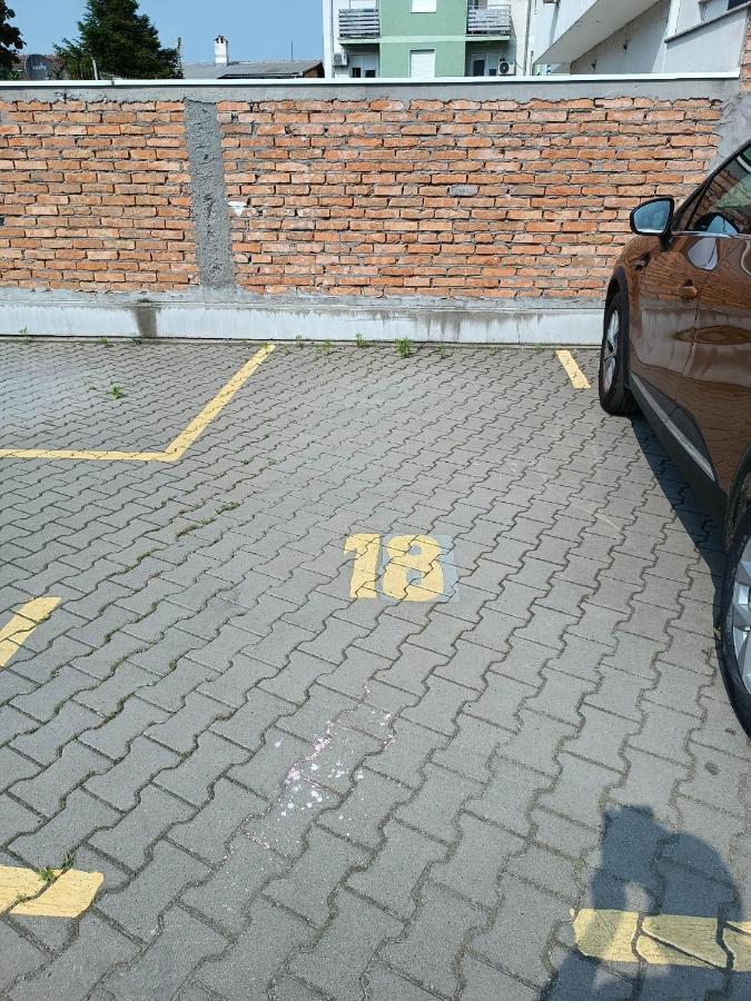 Vertigo Modern Studio-Free Private Parking-Fast Wi-Fi Novi Sad Eksteriør billede